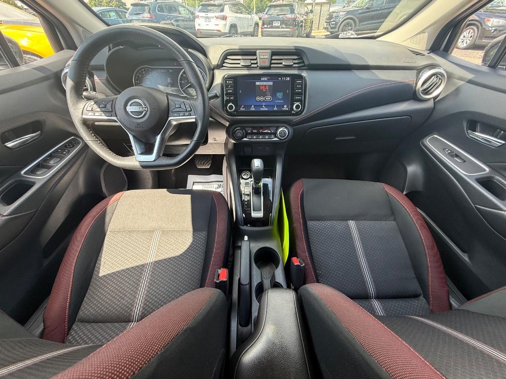 Nissan Versa Vehicle Full-screen Gallery Image 09