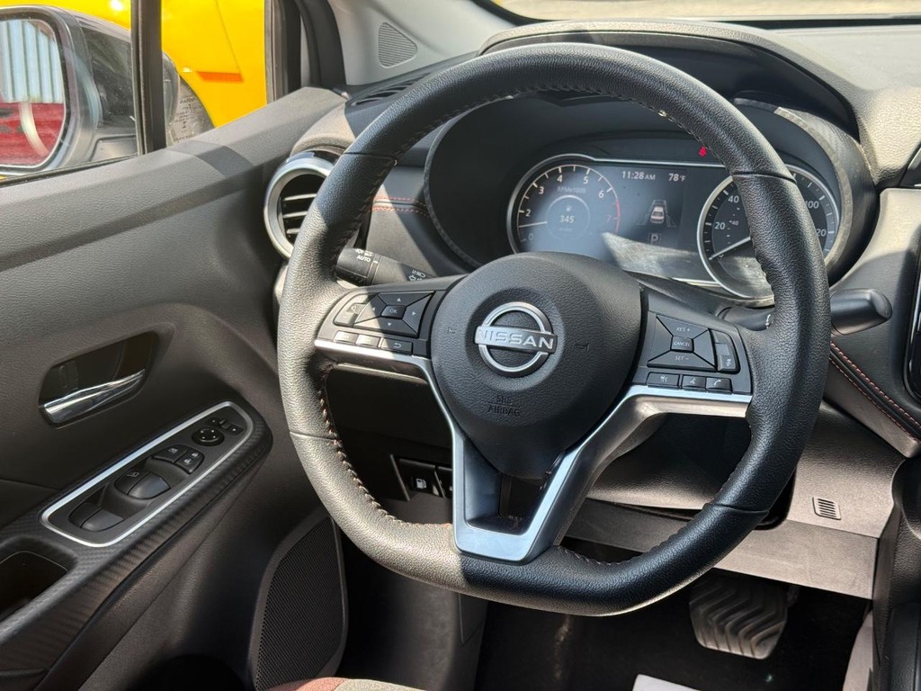 Nissan Versa Vehicle Full-screen Gallery Image 10