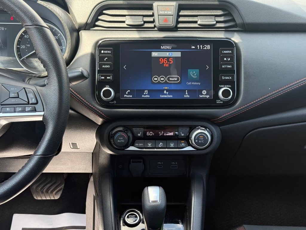 Nissan Versa Vehicle Full-screen Gallery Image 11