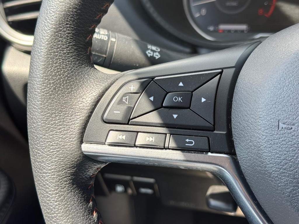 Nissan Versa Vehicle Full-screen Gallery Image 14