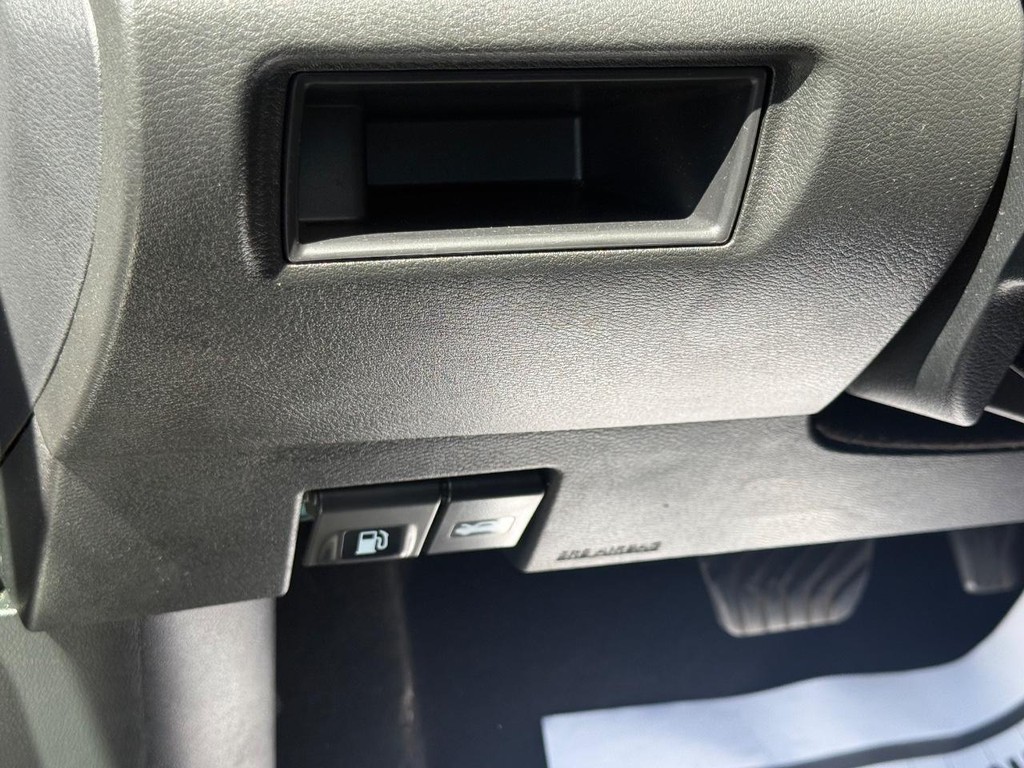 Nissan Versa Vehicle Full-screen Gallery Image 21