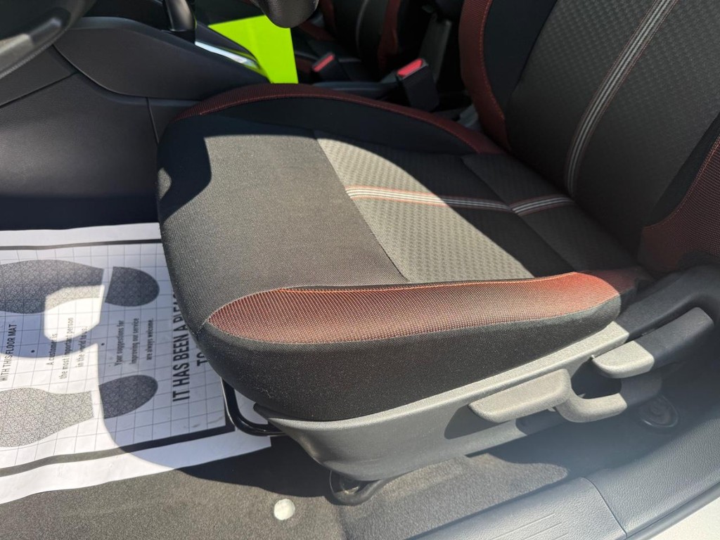Nissan Versa Vehicle Full-screen Gallery Image 22