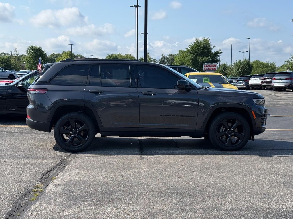 Jeep Grand Cherokee Vehicle Full-screen Gallery Image 02