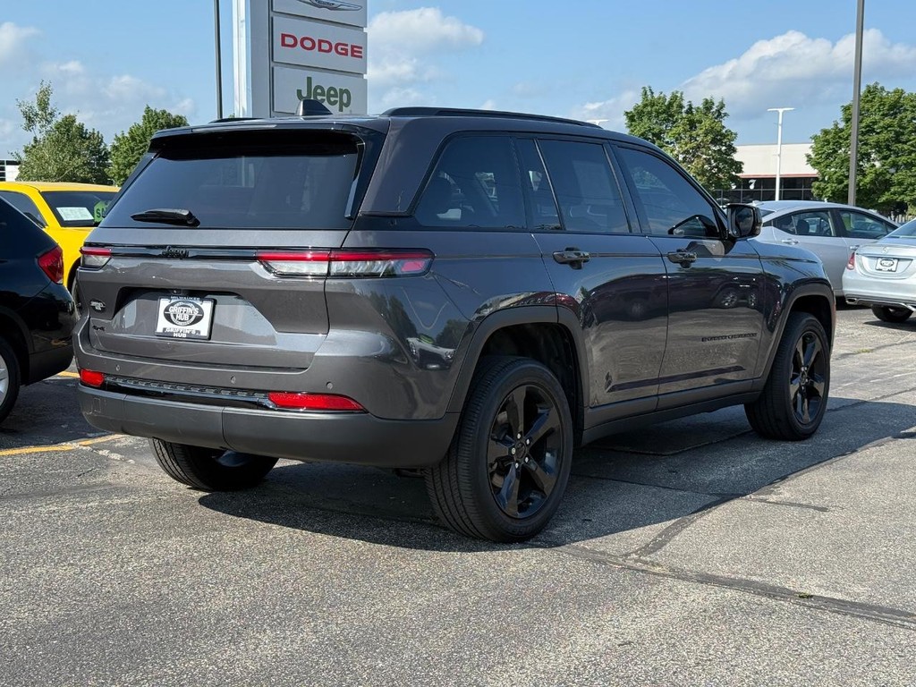 Jeep Grand Cherokee Vehicle Full-screen Gallery Image 03