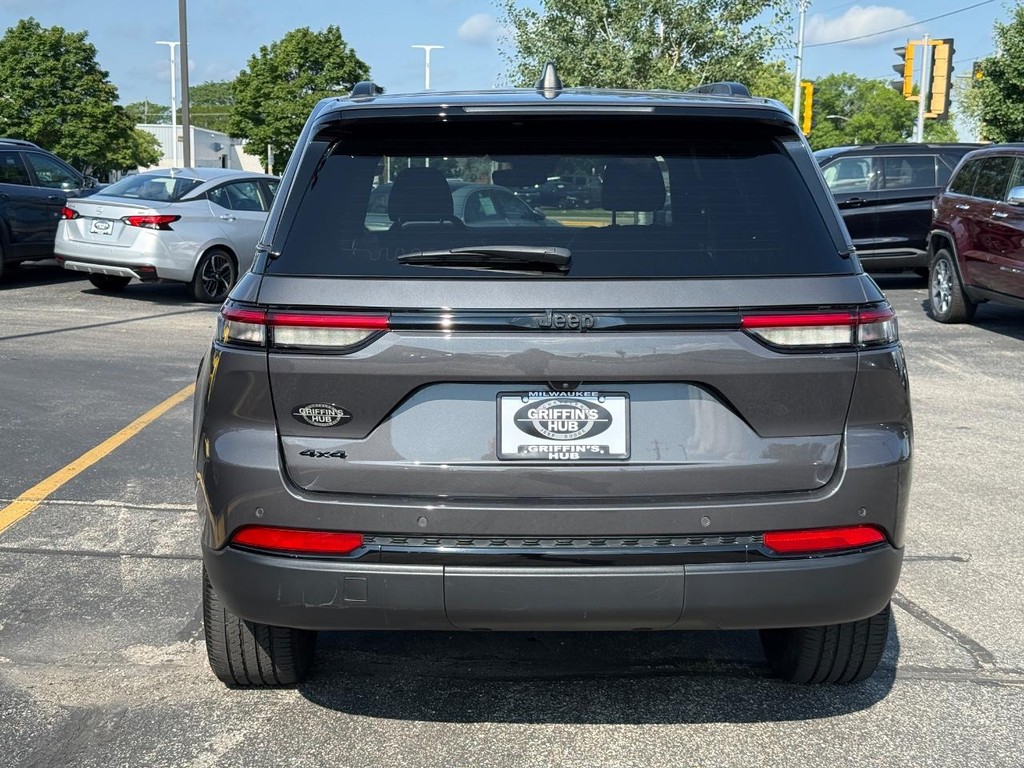 Jeep Grand Cherokee Vehicle Full-screen Gallery Image 04