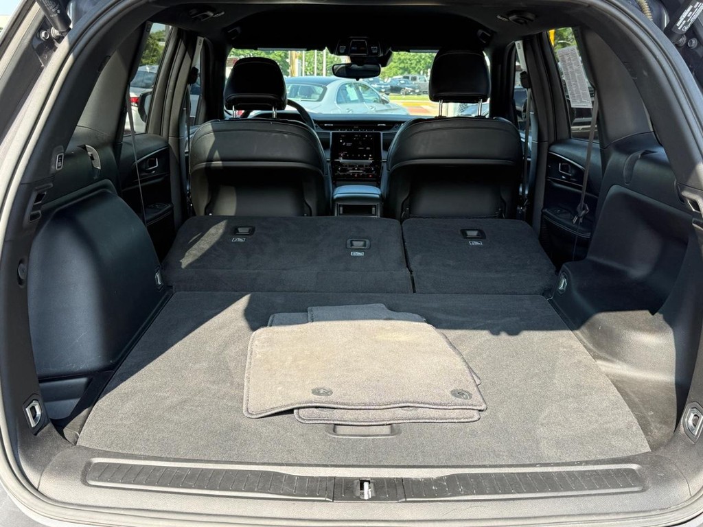 Jeep Grand Cherokee Vehicle Full-screen Gallery Image 05