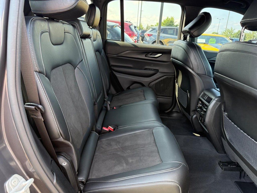 Jeep Grand Cherokee Vehicle Full-screen Gallery Image 07