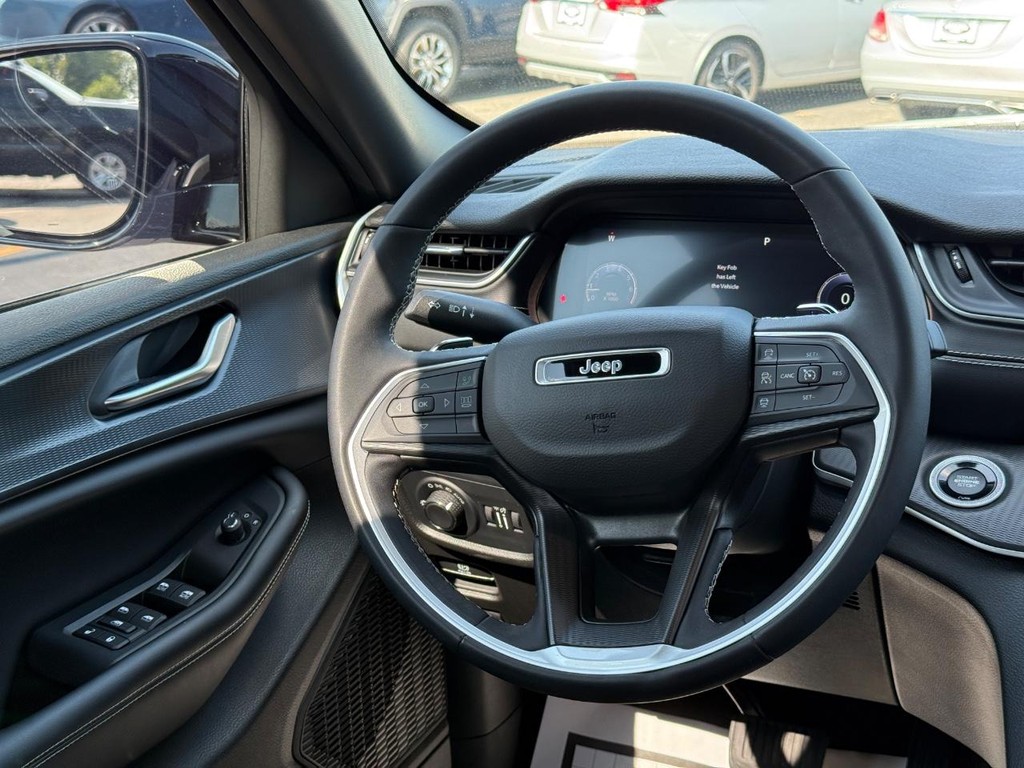 Jeep Grand Cherokee Vehicle Full-screen Gallery Image 11
