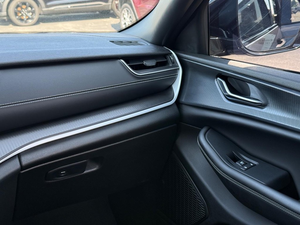 Jeep Grand Cherokee Vehicle Full-screen Gallery Image 12