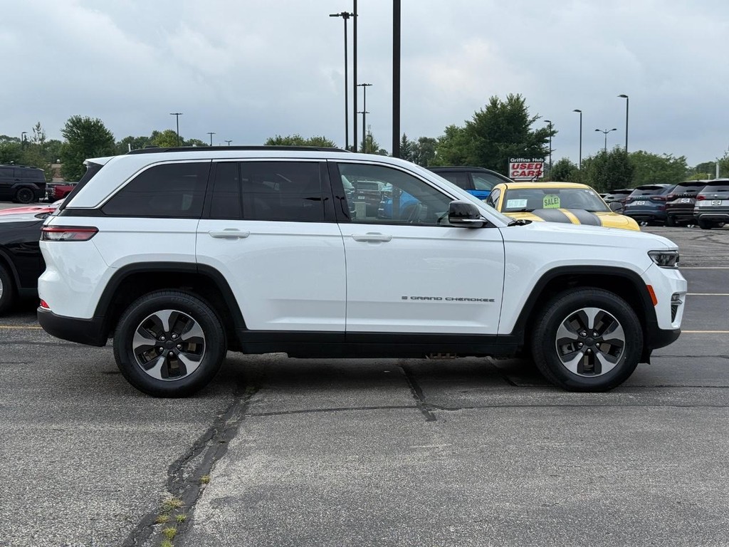 Jeep Grand Cherokee 4xe Vehicle Full-screen Gallery Image 02