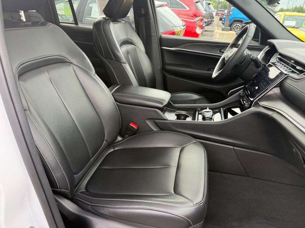 Jeep Grand Cherokee 4xe Vehicle Full-screen Gallery Image 06
