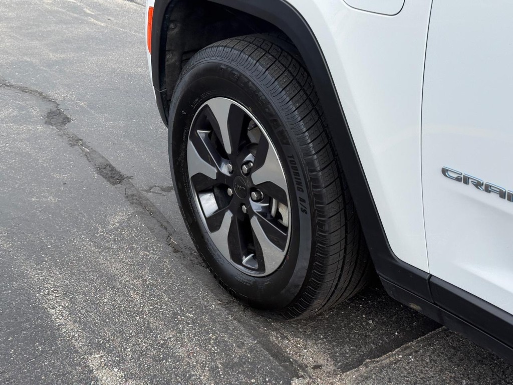 Jeep Grand Cherokee 4xe Vehicle Full-screen Gallery Image 13