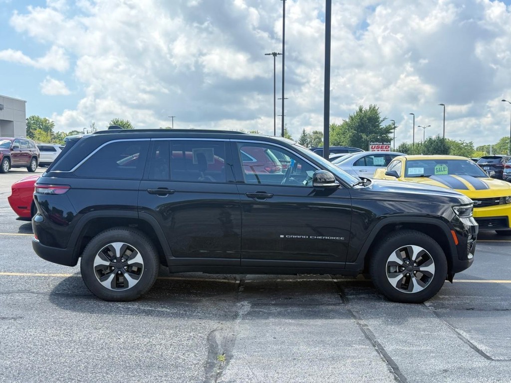 Jeep Grand Cherokee 4xe Vehicle Full-screen Gallery Image 02