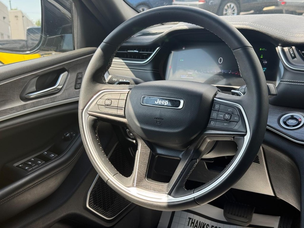 Jeep Grand Cherokee 4xe Vehicle Full-screen Gallery Image 11