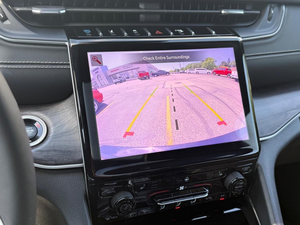Jeep Grand Cherokee 4xe Vehicle Full-screen Gallery Image 18