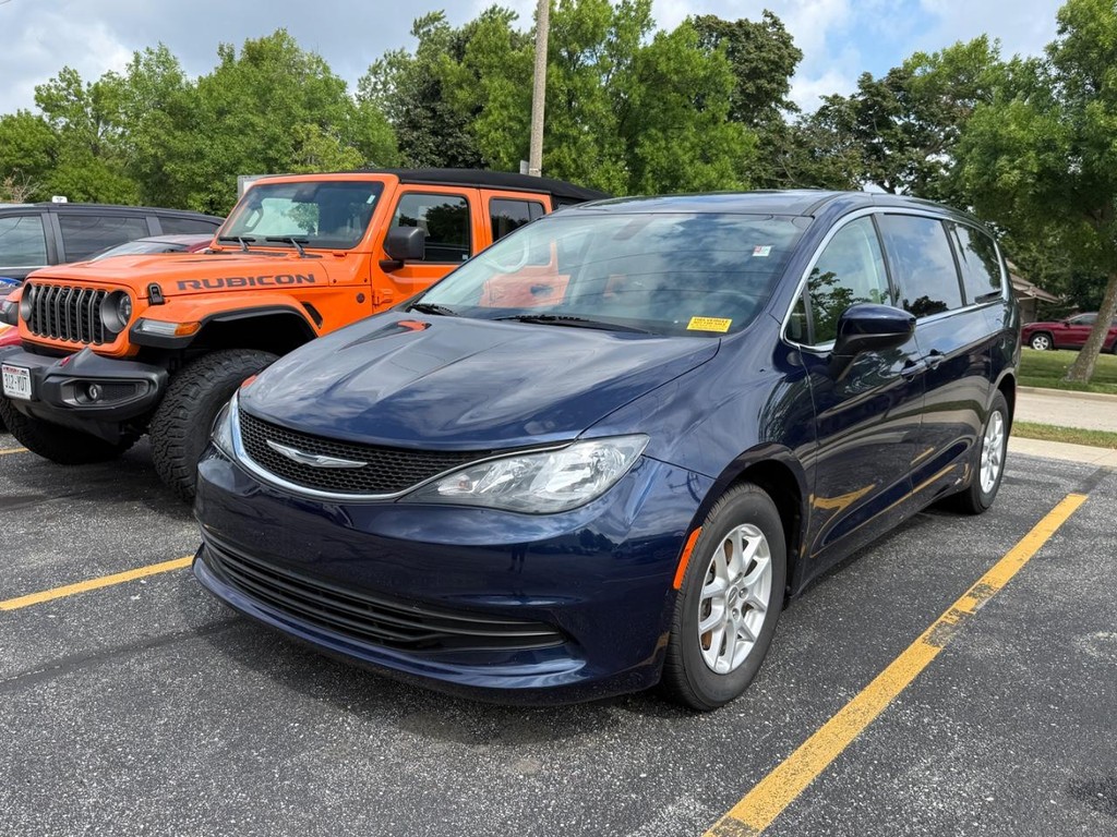 Chrysler Pacifica Vehicle Full-screen Gallery Image 03