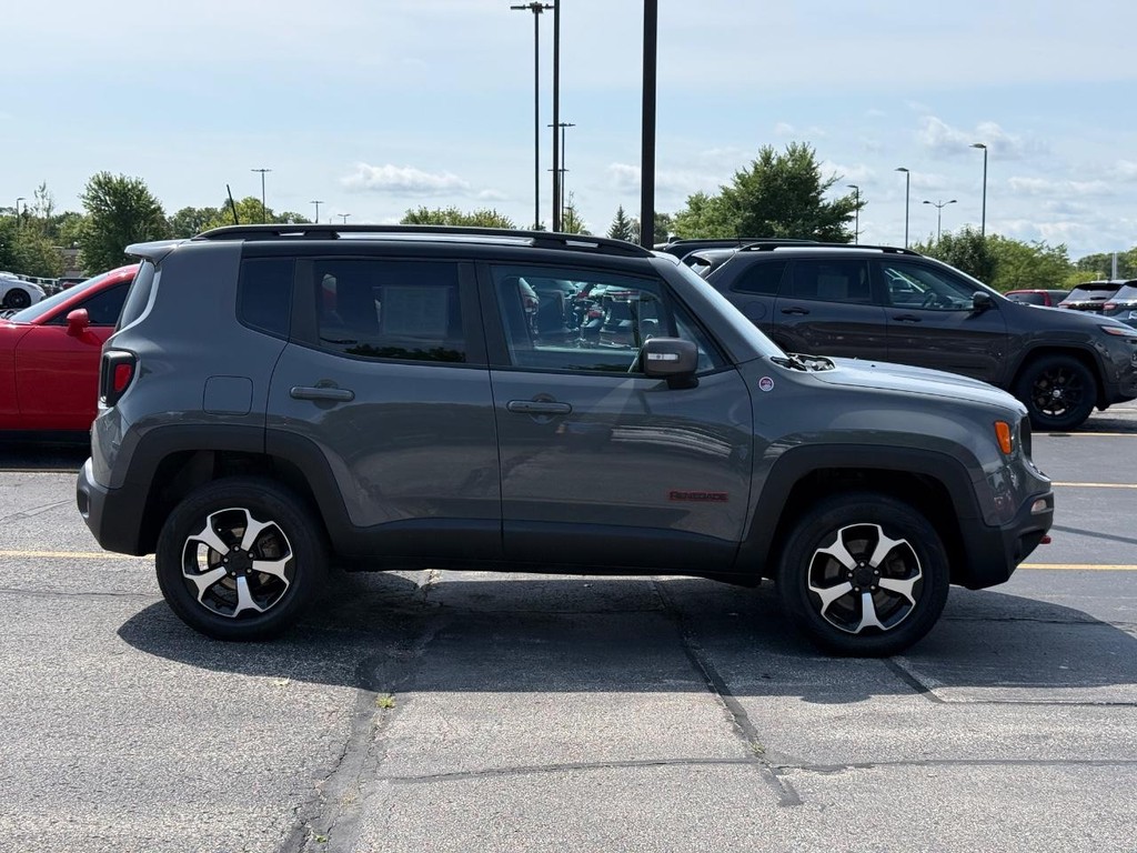 Jeep Renegade Vehicle Full-screen Gallery Image 02