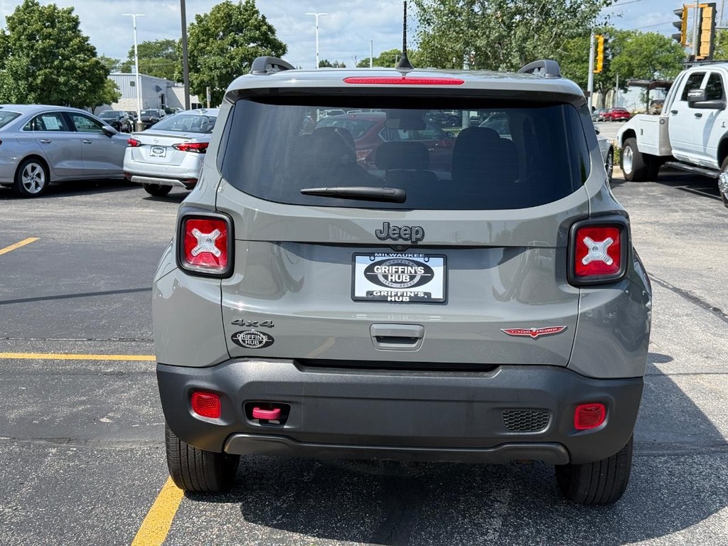 Jeep Renegade Vehicle Full-screen Gallery Image 04
