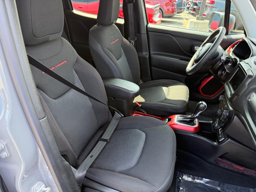 Jeep Renegade Vehicle Full-screen Gallery Image 06