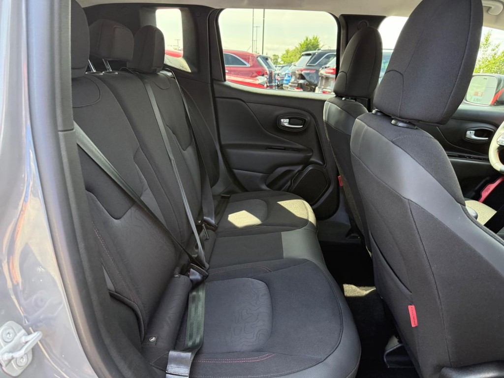 Jeep Renegade Vehicle Full-screen Gallery Image 07