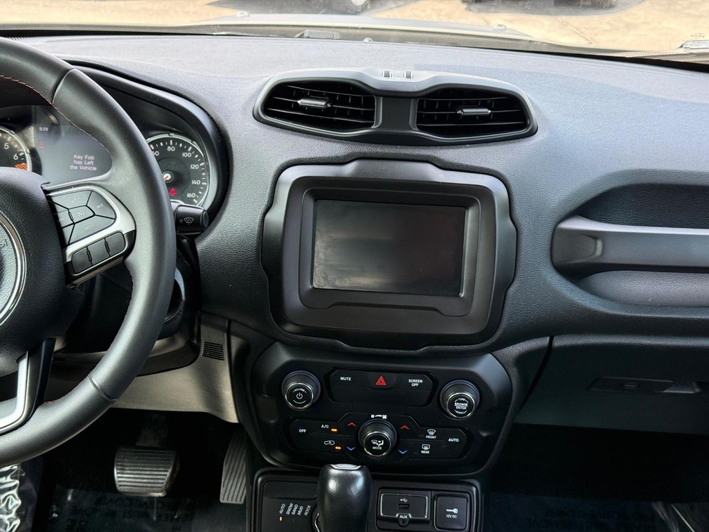 Jeep Renegade Vehicle Full-screen Gallery Image 09