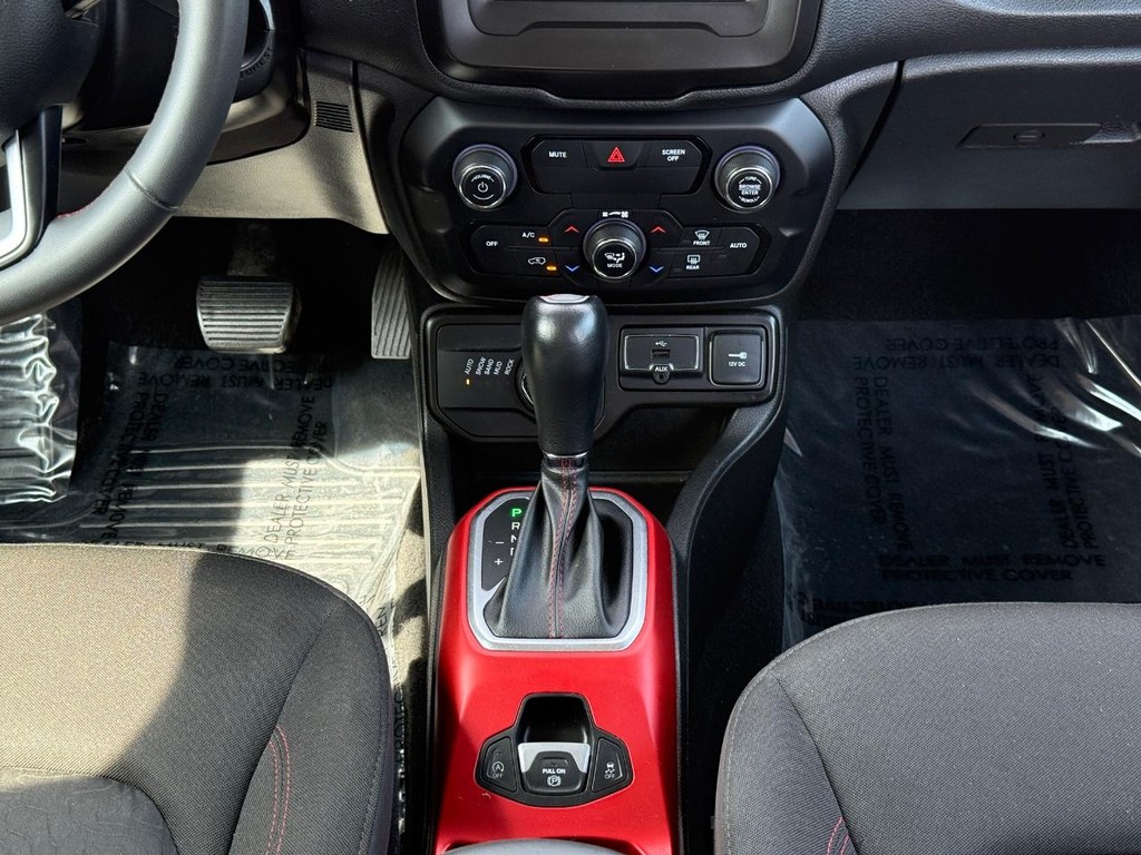 Jeep Renegade Vehicle Full-screen Gallery Image 10