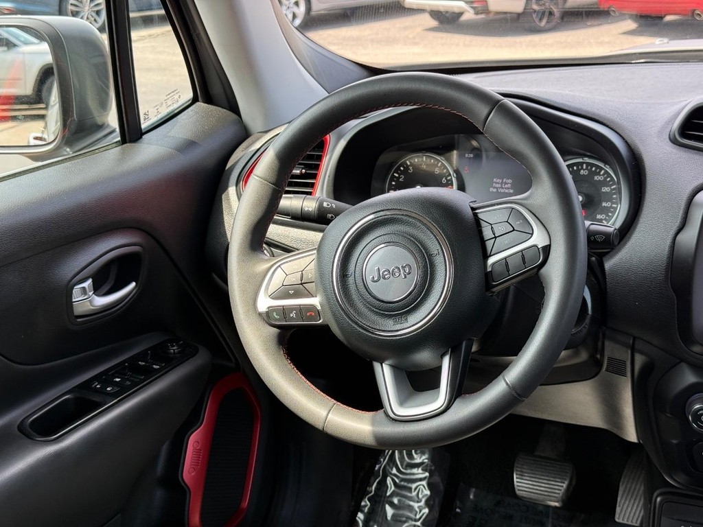Jeep Renegade Vehicle Full-screen Gallery Image 11