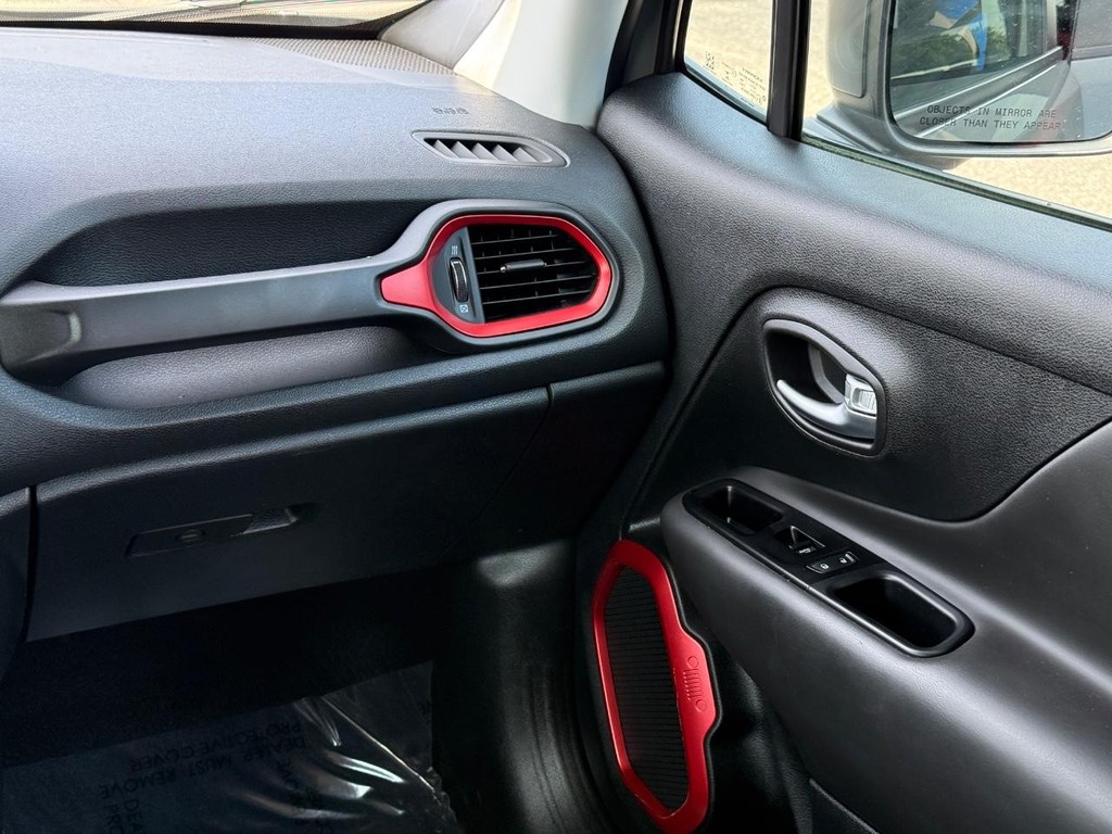 Jeep Renegade Vehicle Full-screen Gallery Image 12