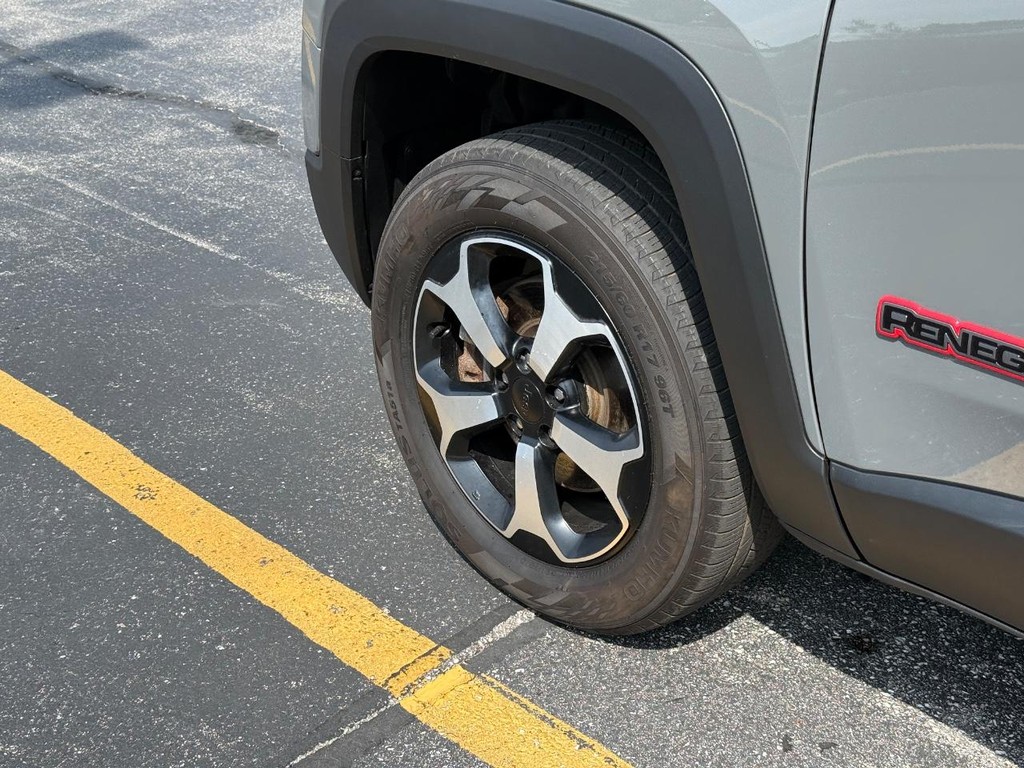 Jeep Renegade Vehicle Full-screen Gallery Image 13