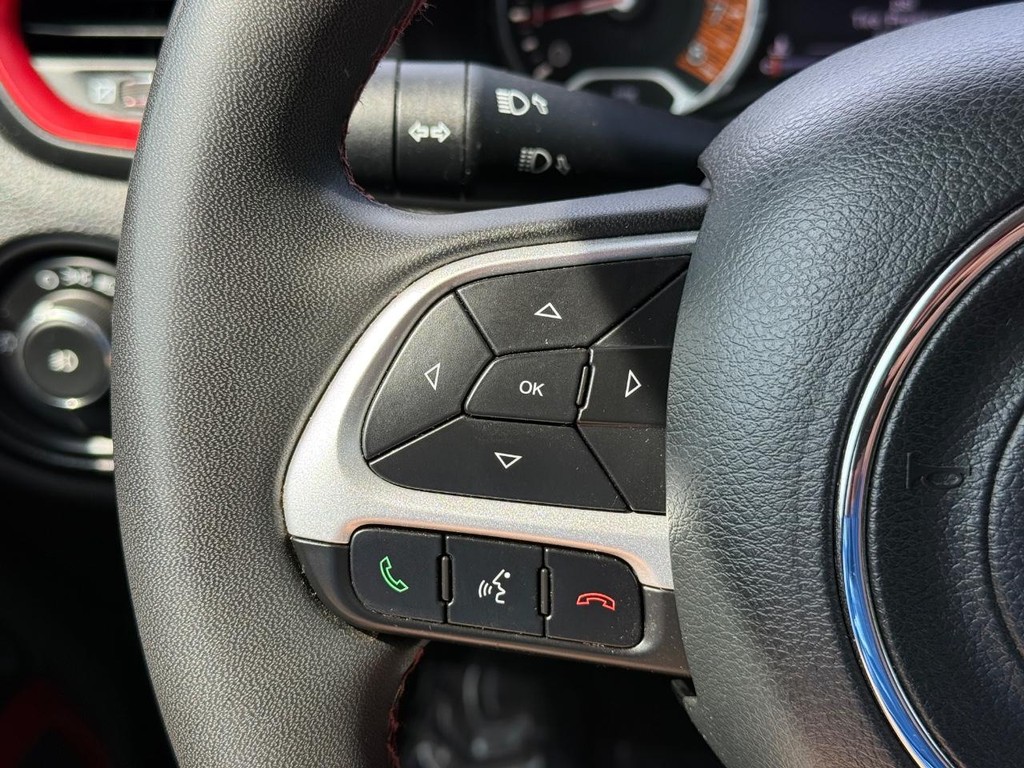 Jeep Renegade Vehicle Full-screen Gallery Image 14