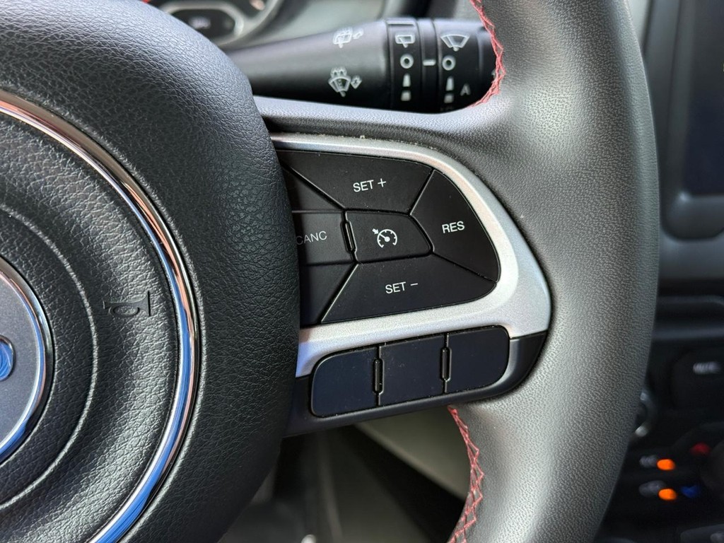 Jeep Renegade Vehicle Full-screen Gallery Image 15