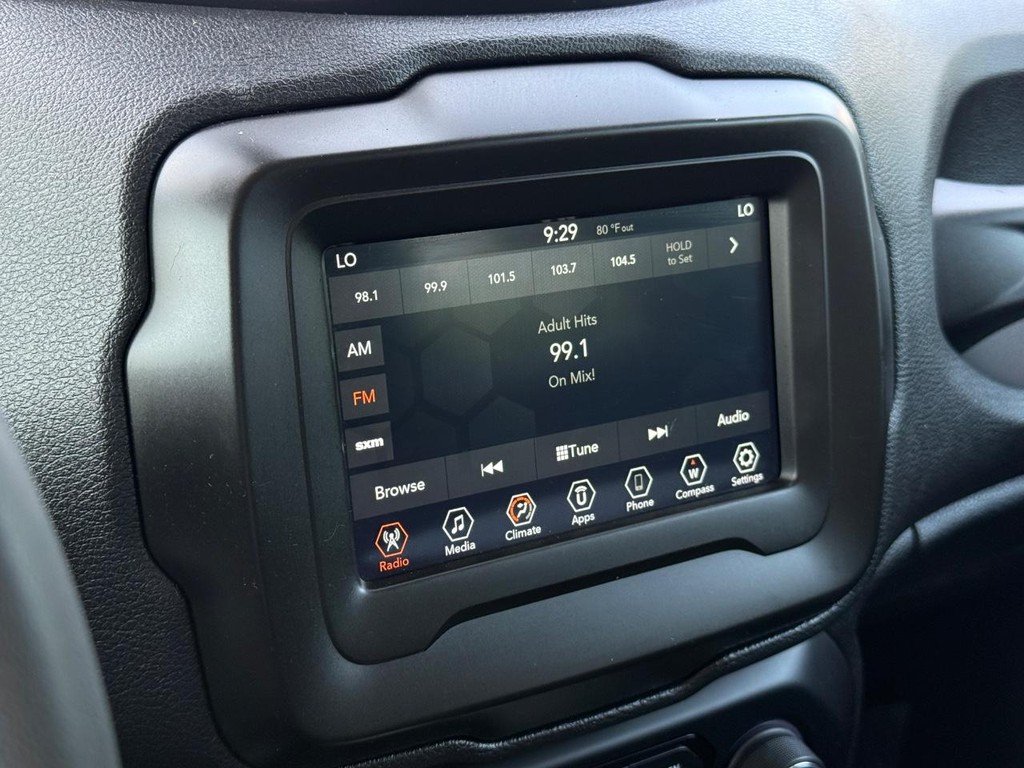 Jeep Renegade Vehicle Full-screen Gallery Image 17