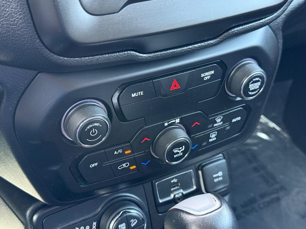 Jeep Renegade Vehicle Full-screen Gallery Image 19