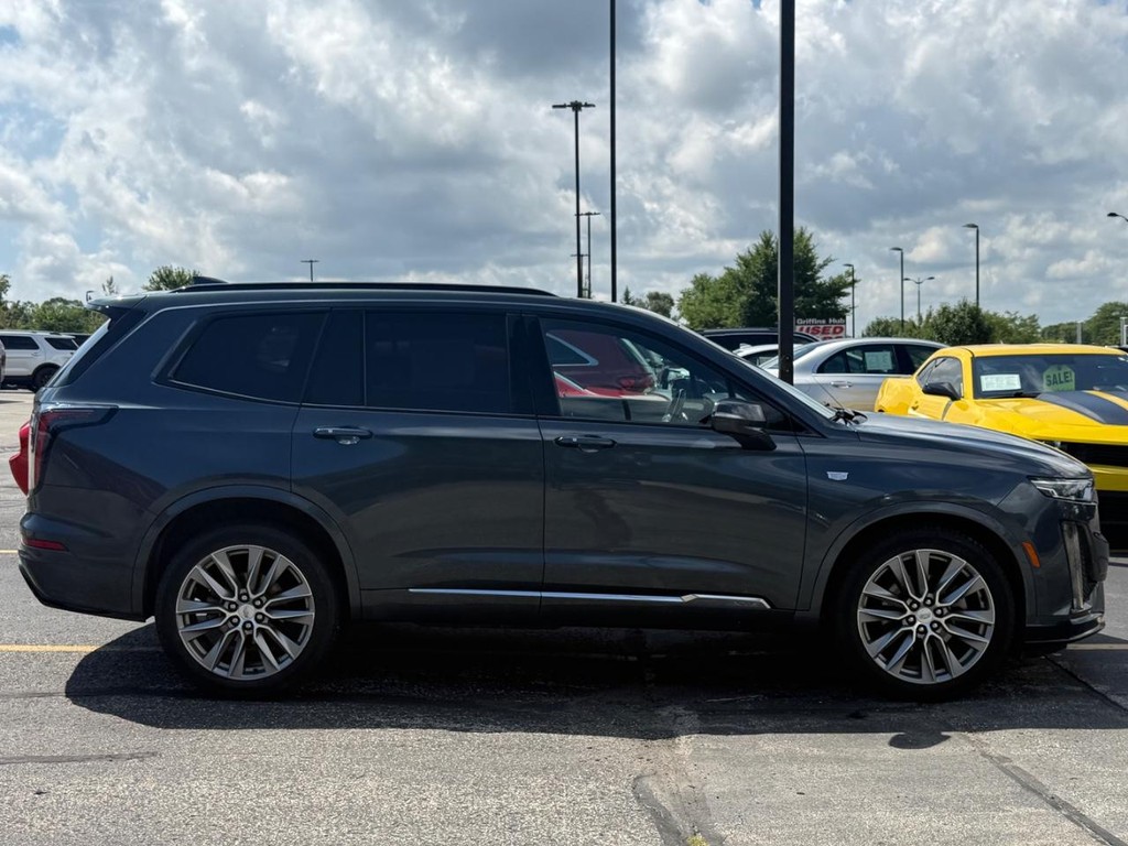 Cadillac XT6 Vehicle Full-screen Gallery Image 02