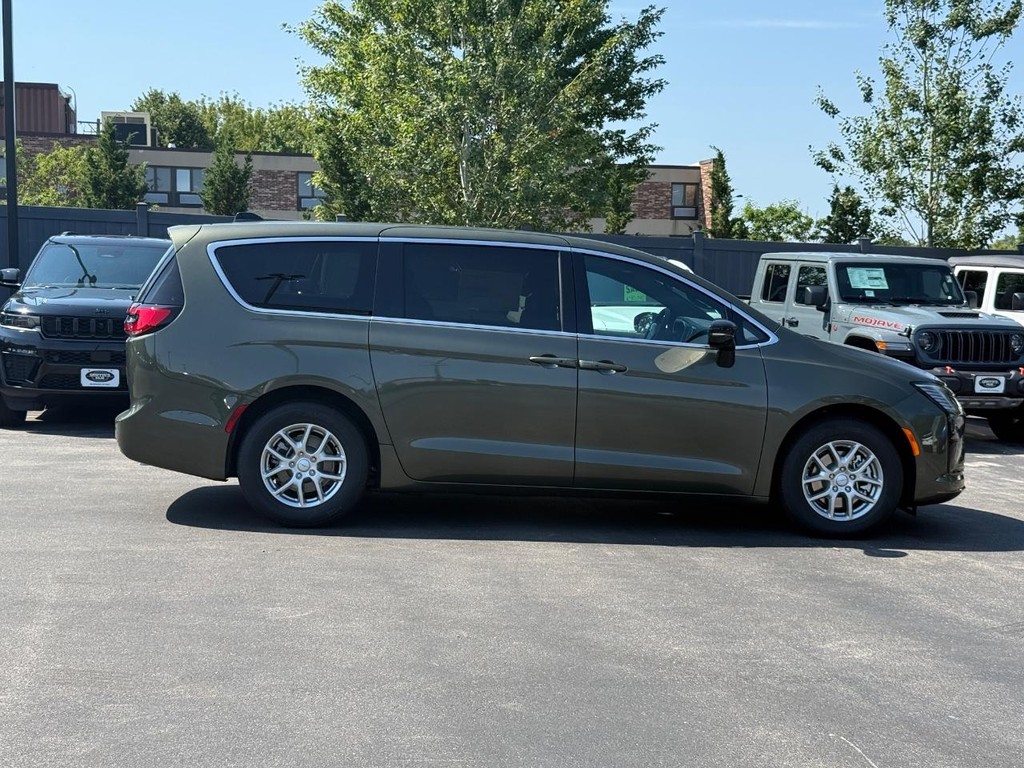 Chrysler Pacifica Vehicle Full-screen Gallery Image 02