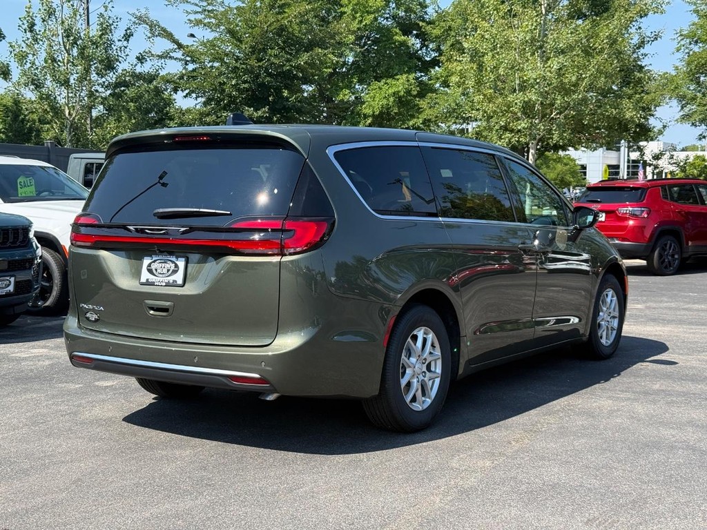 Chrysler Pacifica Vehicle Full-screen Gallery Image 03
