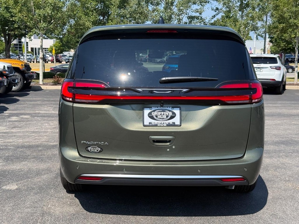 Chrysler Pacifica Vehicle Full-screen Gallery Image 04