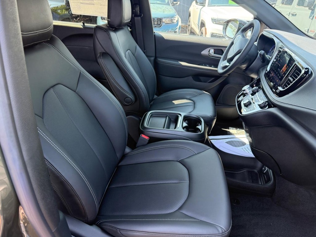 Chrysler Pacifica Vehicle Full-screen Gallery Image 05