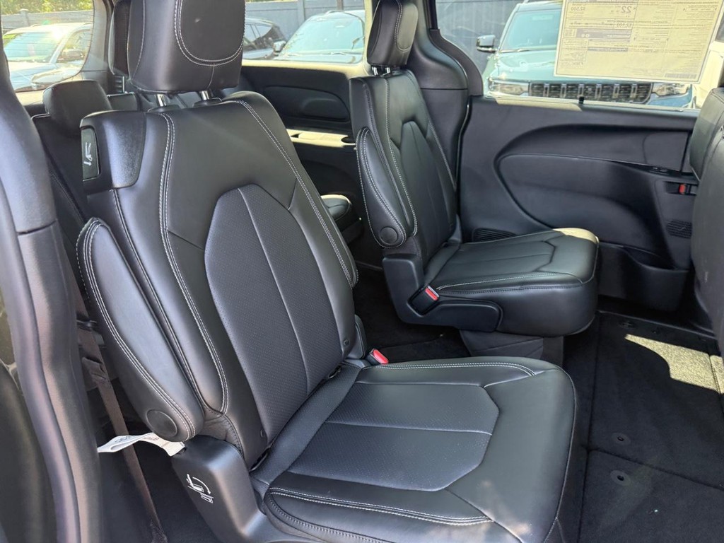 Chrysler Pacifica Vehicle Full-screen Gallery Image 06