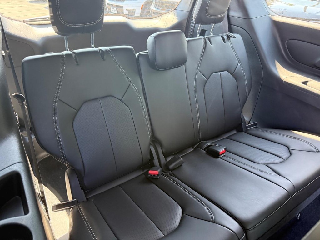 Chrysler Pacifica Vehicle Full-screen Gallery Image 07