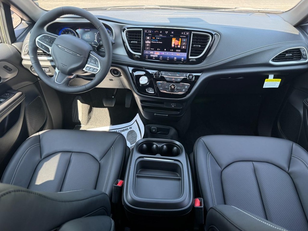 Chrysler Pacifica Vehicle Full-screen Gallery Image 08