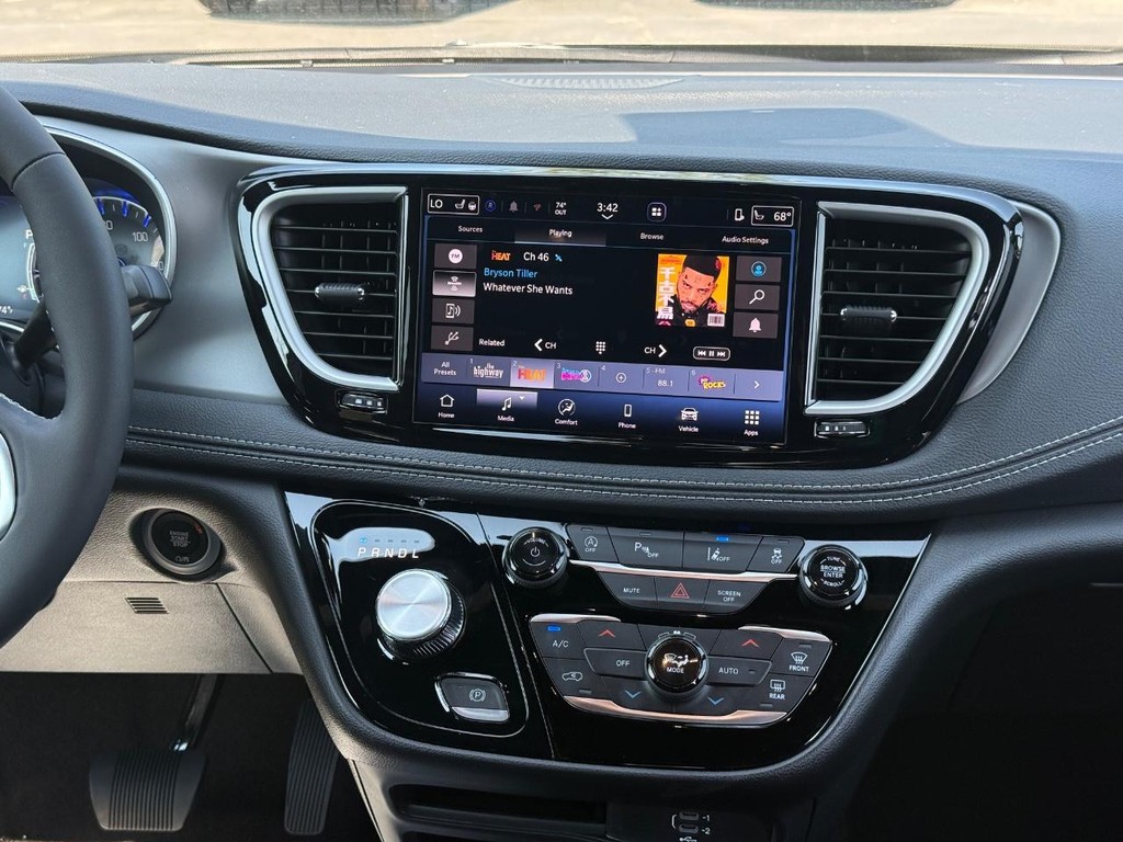 Chrysler Pacifica Vehicle Full-screen Gallery Image 09