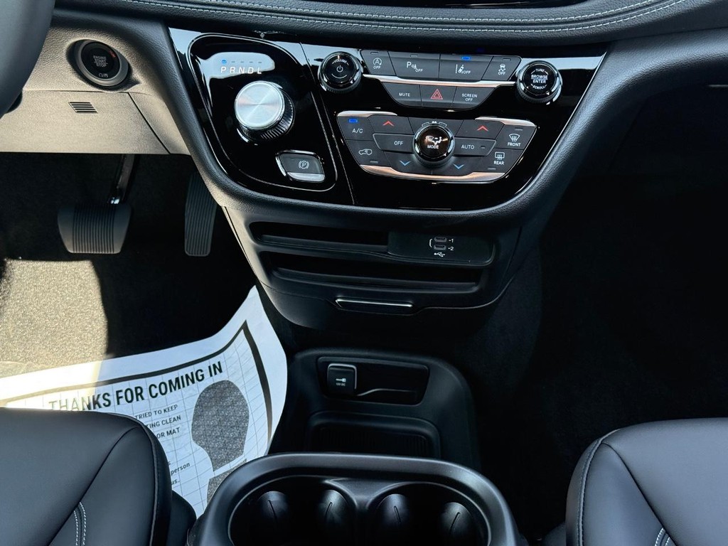 Chrysler Pacifica Vehicle Full-screen Gallery Image 10