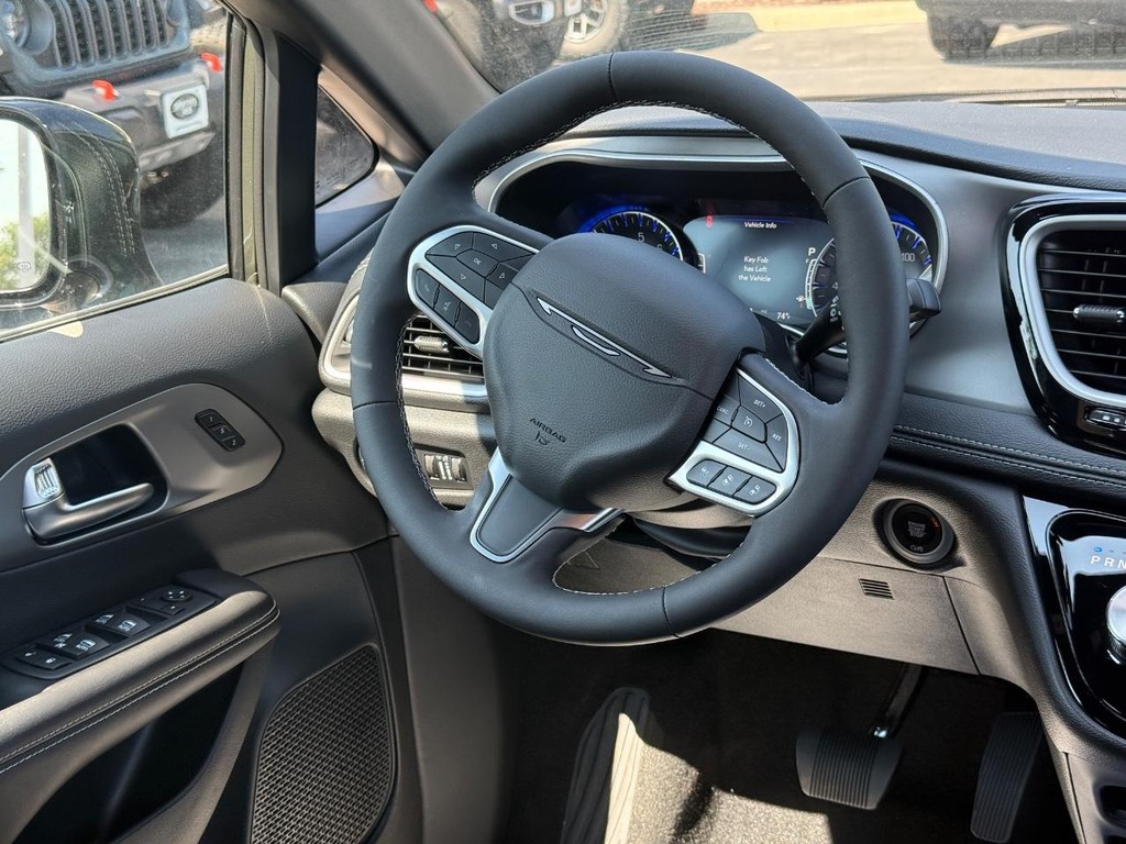 Chrysler Pacifica Vehicle Full-screen Gallery Image 11
