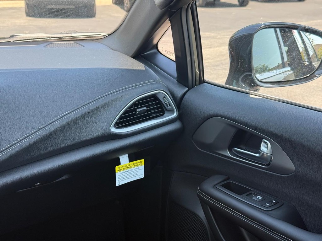 Chrysler Pacifica Vehicle Full-screen Gallery Image 12