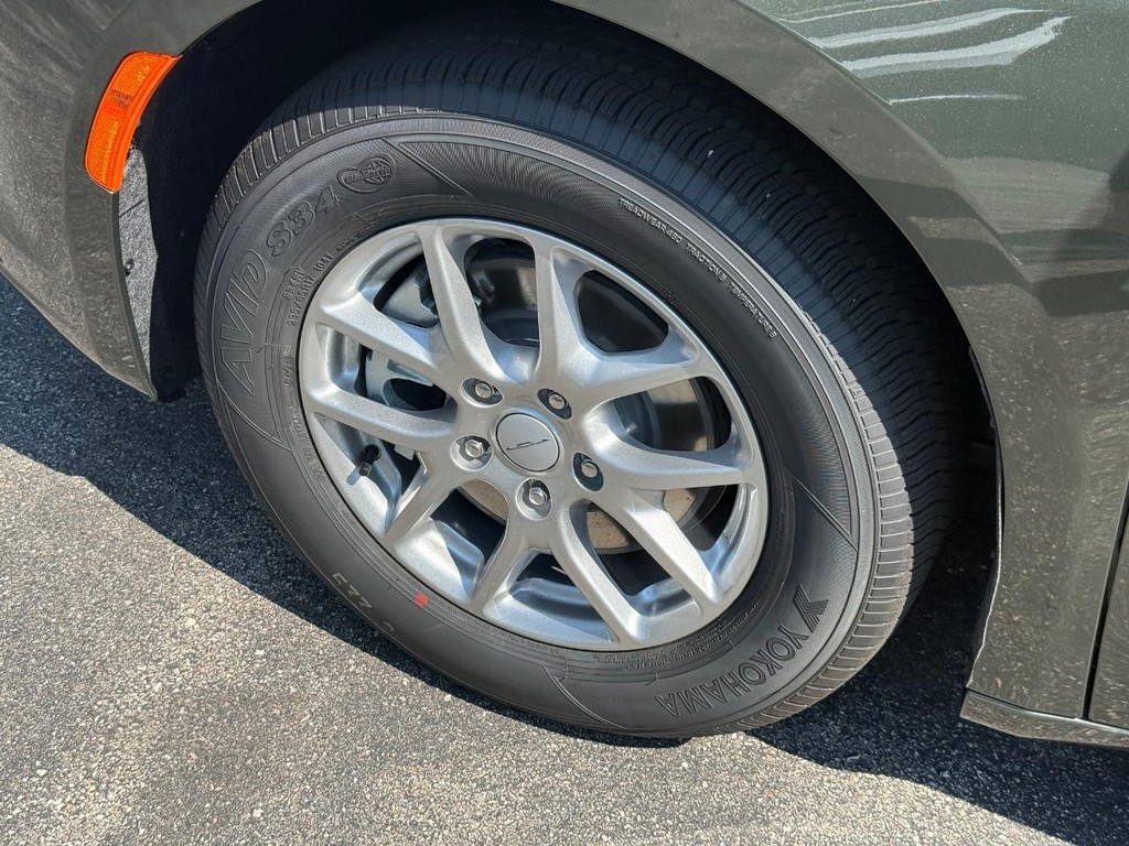 Chrysler Pacifica Vehicle Full-screen Gallery Image 13