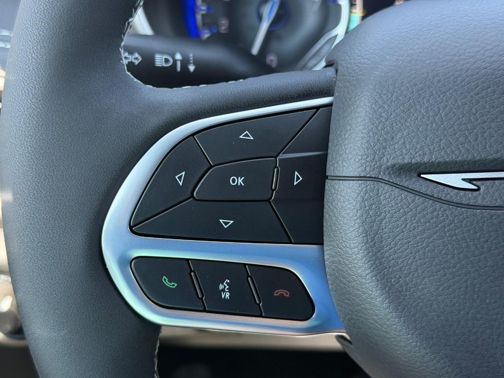 Chrysler Pacifica Vehicle Full-screen Gallery Image 14