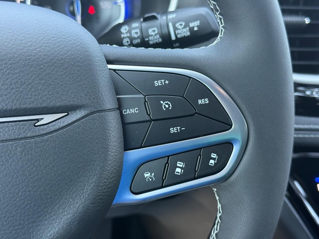 Chrysler Pacifica Vehicle Full-screen Gallery Image 15