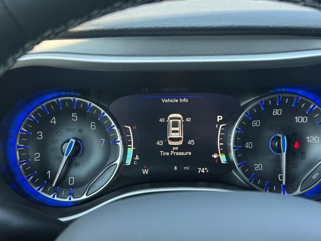 Chrysler Pacifica Vehicle Full-screen Gallery Image 16
