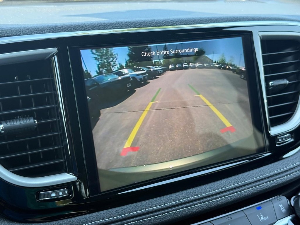 Chrysler Pacifica Vehicle Full-screen Gallery Image 17